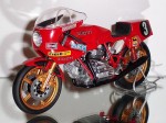 Vor Jahren habe ich verschiedene Motorradmodelle gebaut.  Diese Ducati Rennmaschine ist mein letztes Motorradmodell. Sie hat nicht nur einen Schutzlack, sondern auch eine Sitzbank aus echtem Leder. 