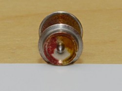 0,5 mm passen: Der Spurkranz läuft auf dem Untergrund und die Lauffläche auf dem Kunststoff.